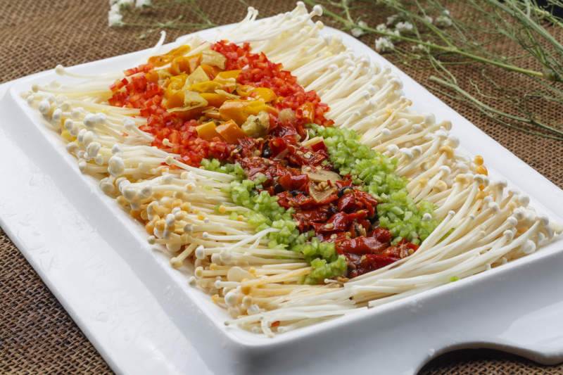 黑色砂锅装的台湾三杯鸡