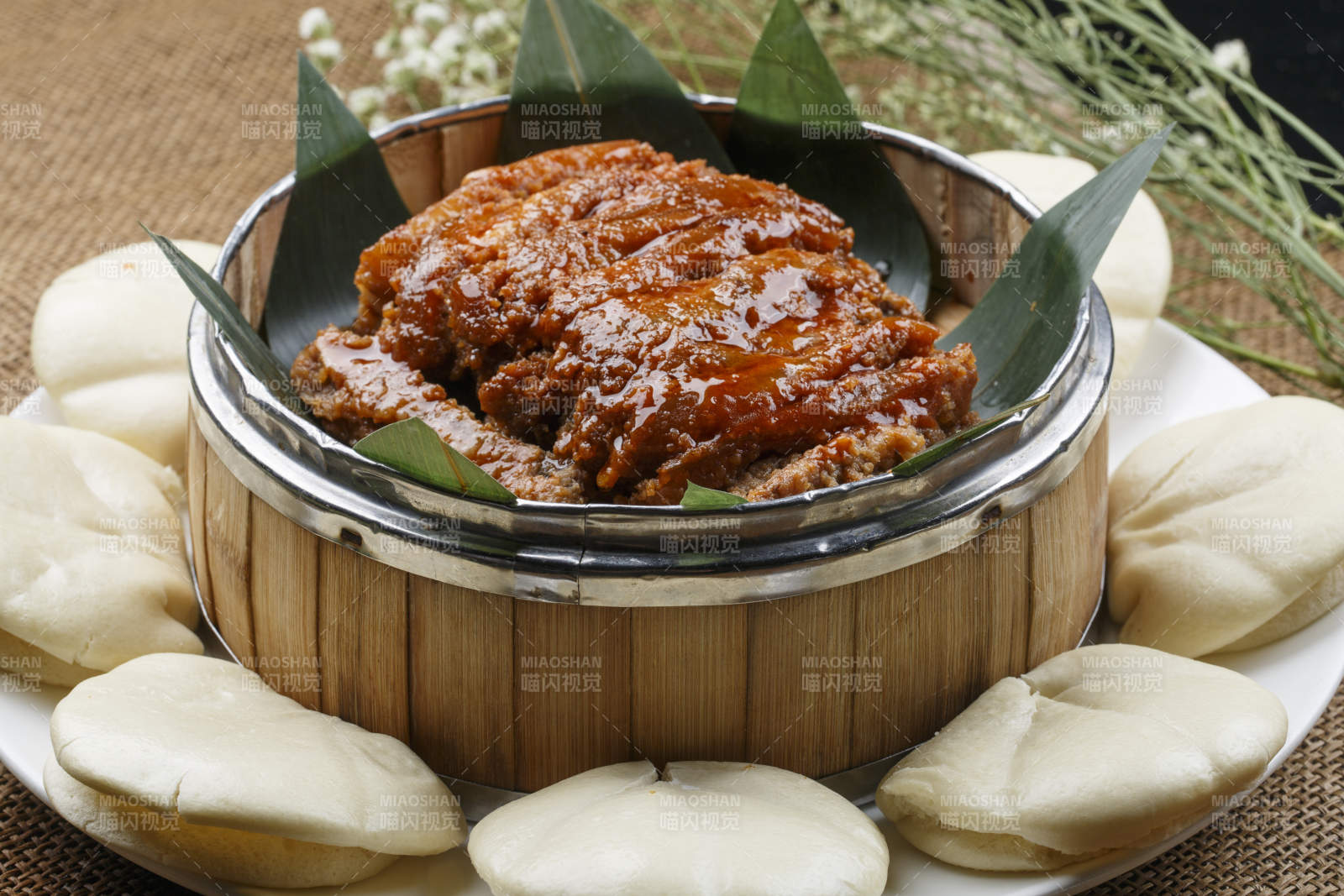 白色圆瓷盘装的芥末木耳