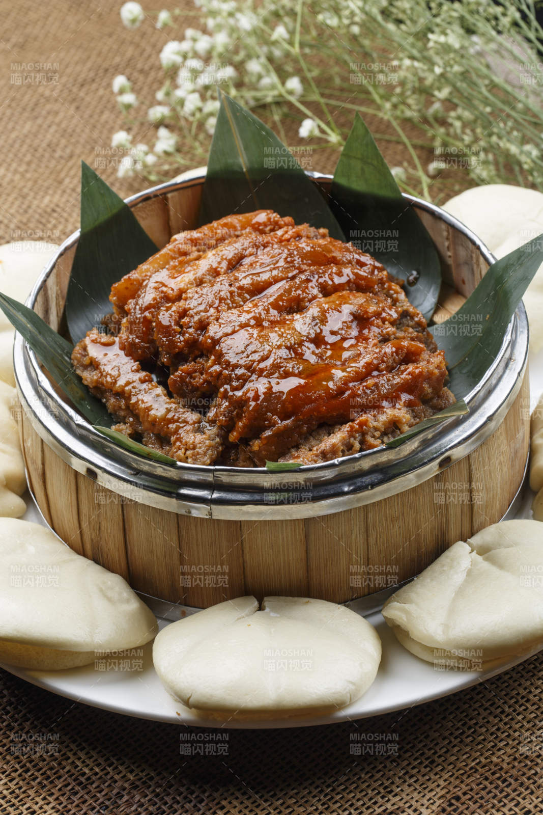 白色圆瓷盘装的芥末木耳