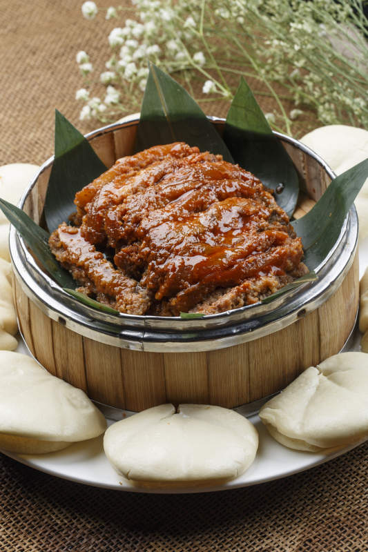 白色圆瓷盘装的芥末木耳