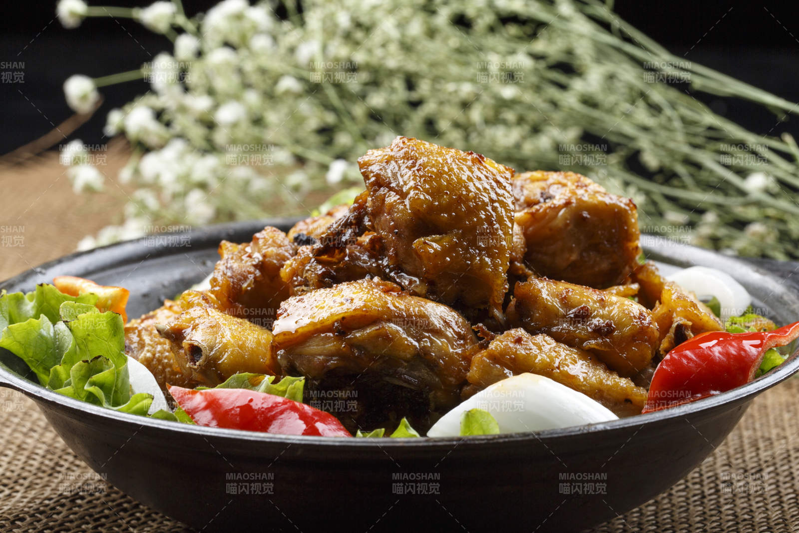 勺型白瓷盤裝的白菜心海蜇皮