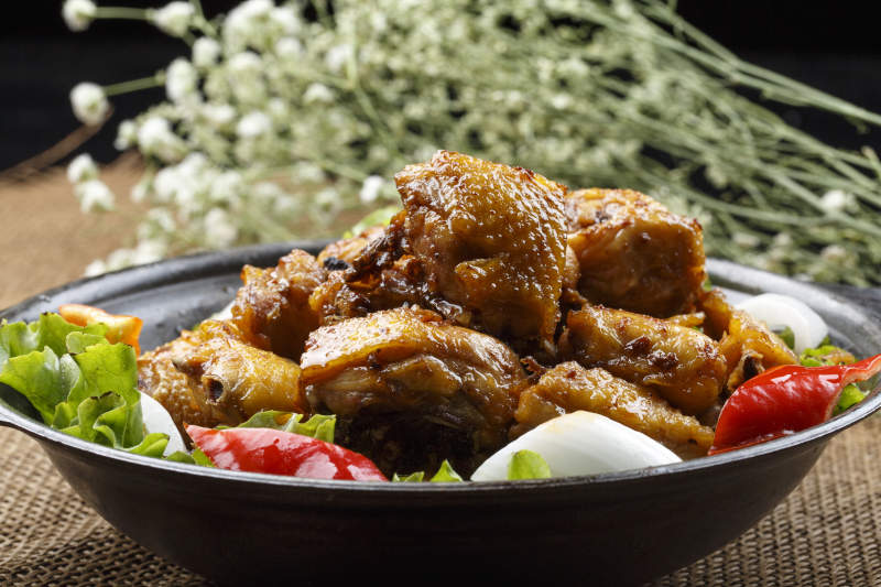 勺型白瓷盤裝的白菜心海蜇皮