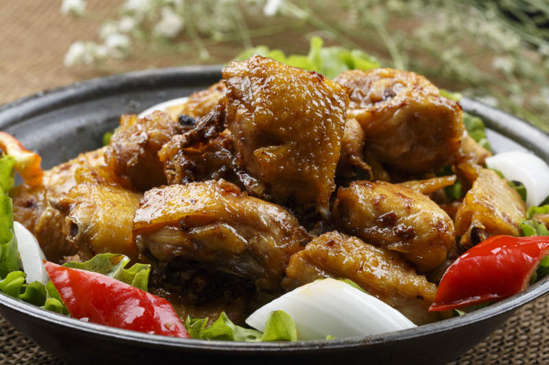 勺型白瓷盤裝的白菜心海蜇皮