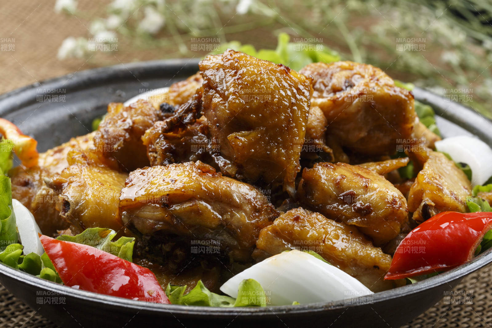 勺型白瓷盤裝的白菜心海蜇皮