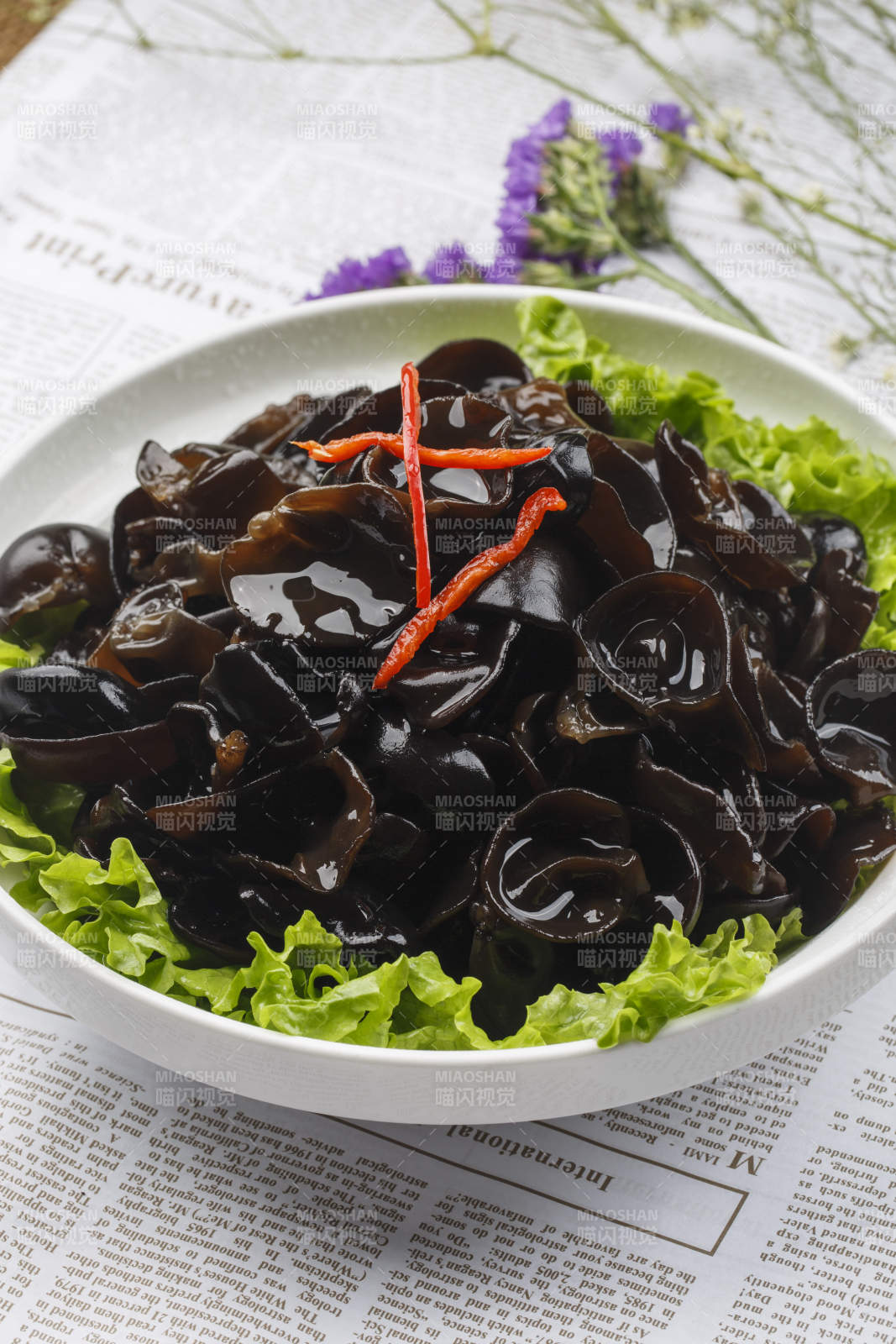 勺型白瓷盤裝的白菜心海蜇皮