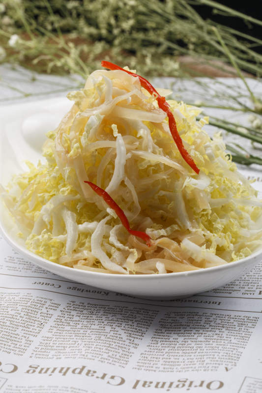 白色瓷盘装的香辣兔丁