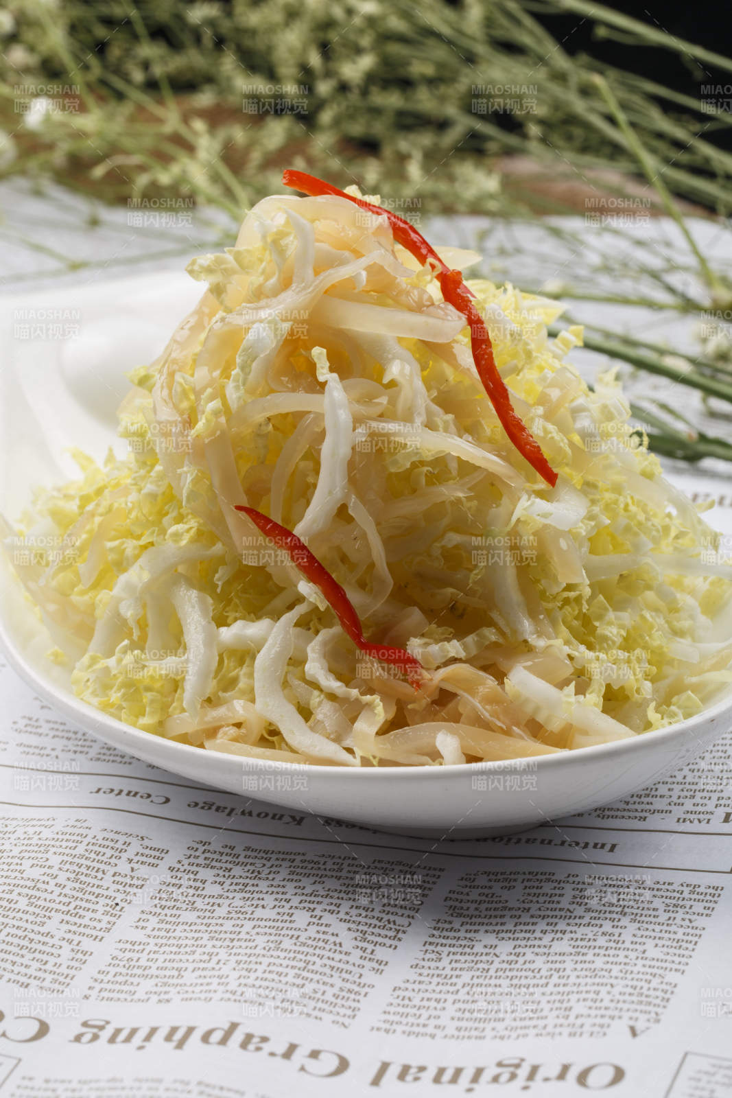 白色瓷盘装的香辣兔丁