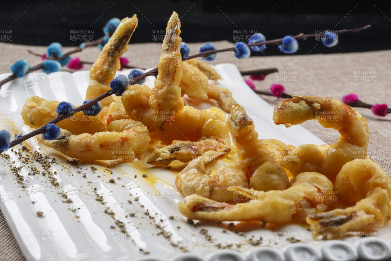 方形瓷盘装的葱烧蹄筋