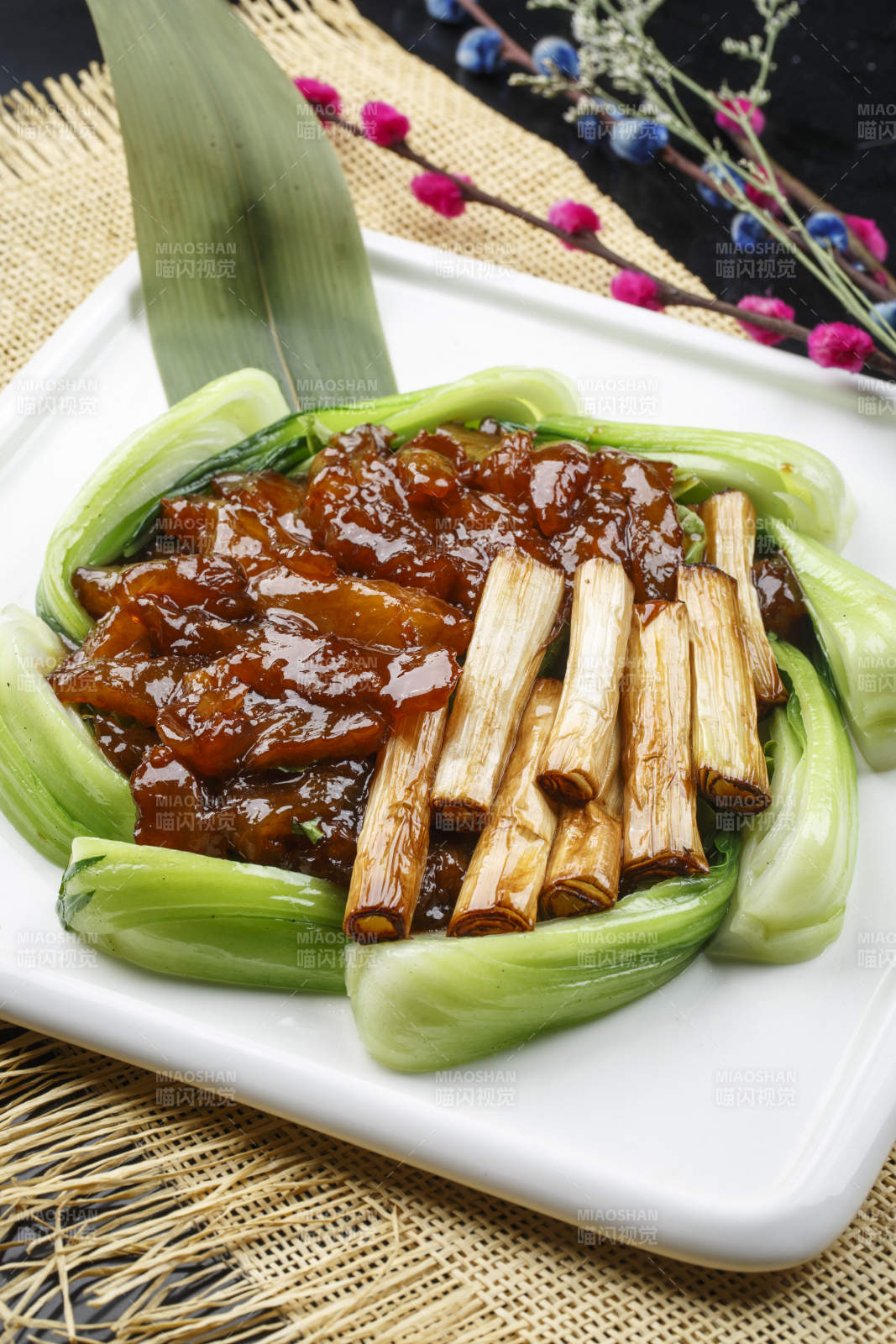 黑色铁盘装的锡纸铁板牛肉