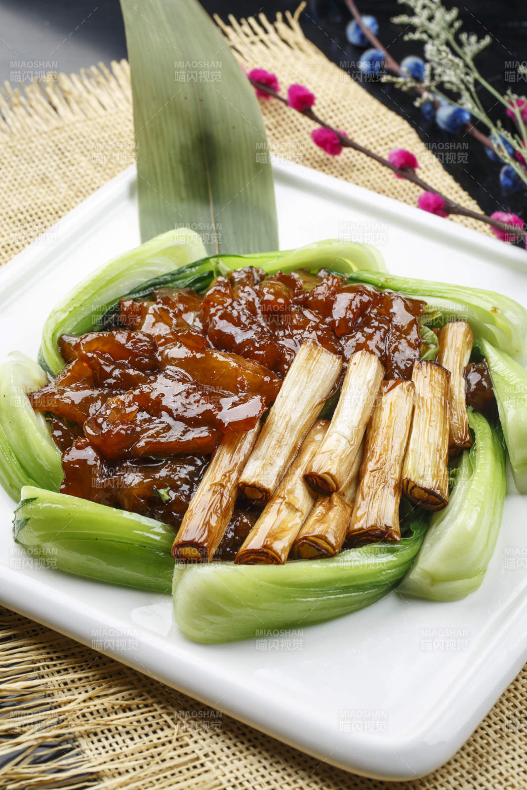 黑色铁盘装的锡纸铁板牛肉