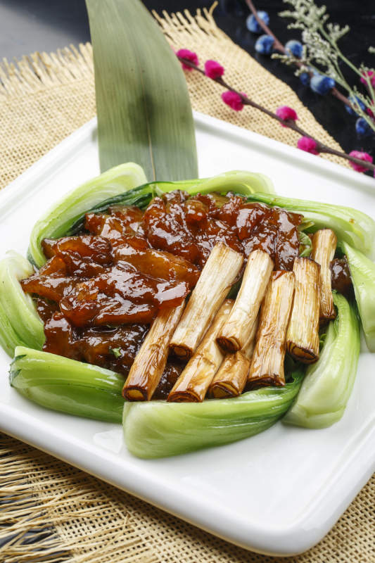 黑色铁盘装的锡纸铁板牛肉