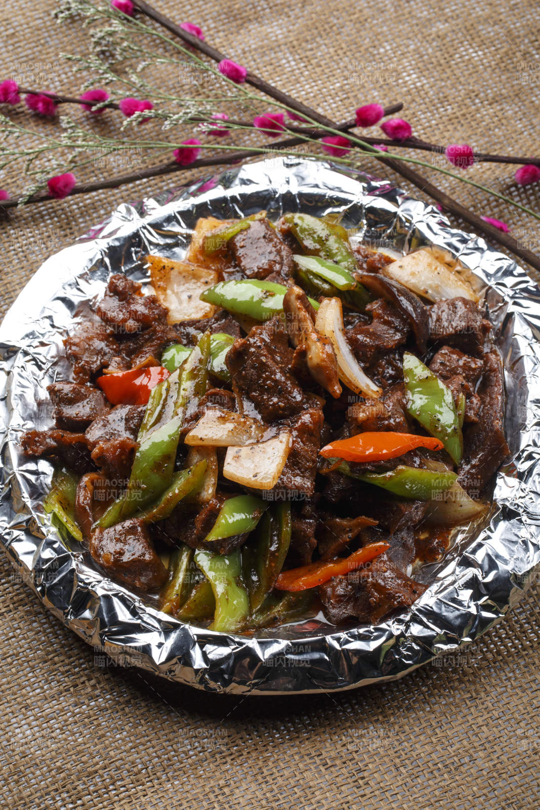 长方形白瓷盘装的葱烧海参-摄影图