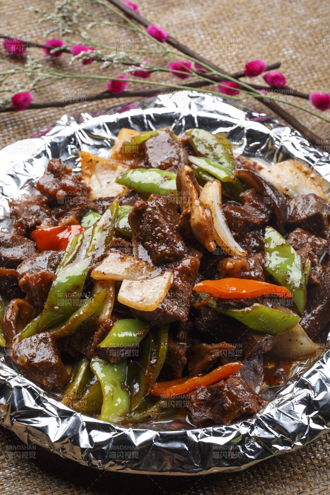 长方形白瓷盘装的葱烧海参-摄影图