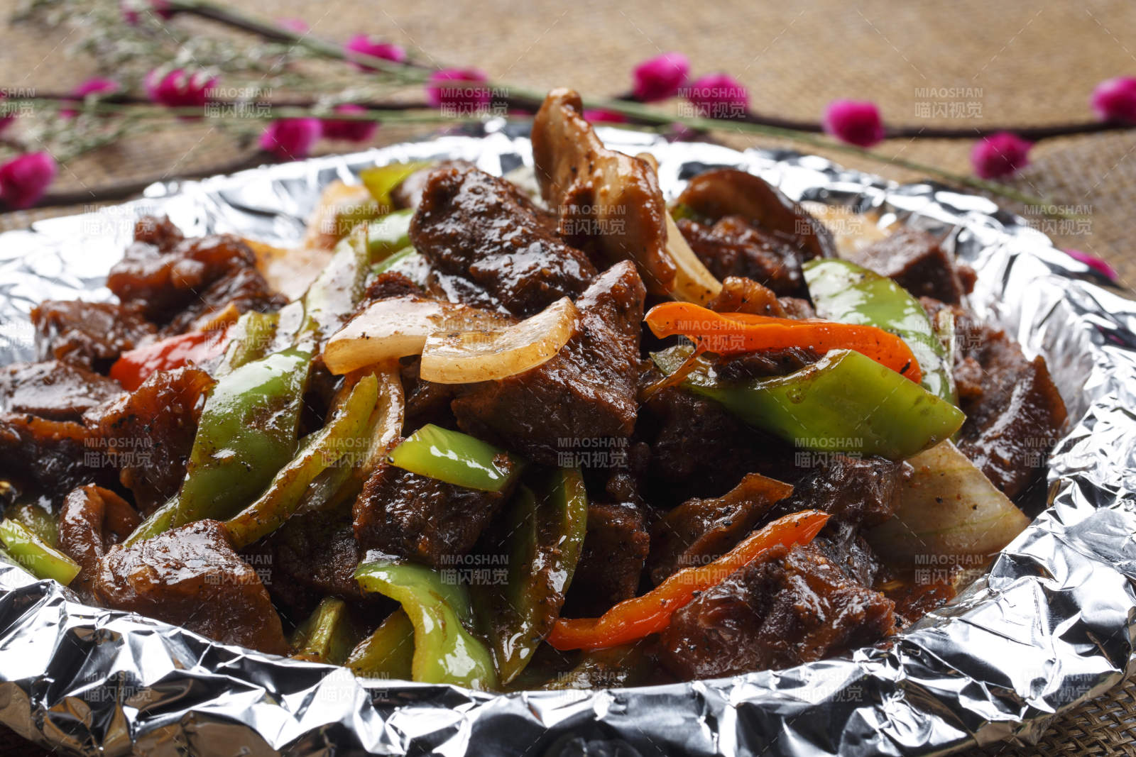 长方形白瓷盘装的葱烧海参-摄影图