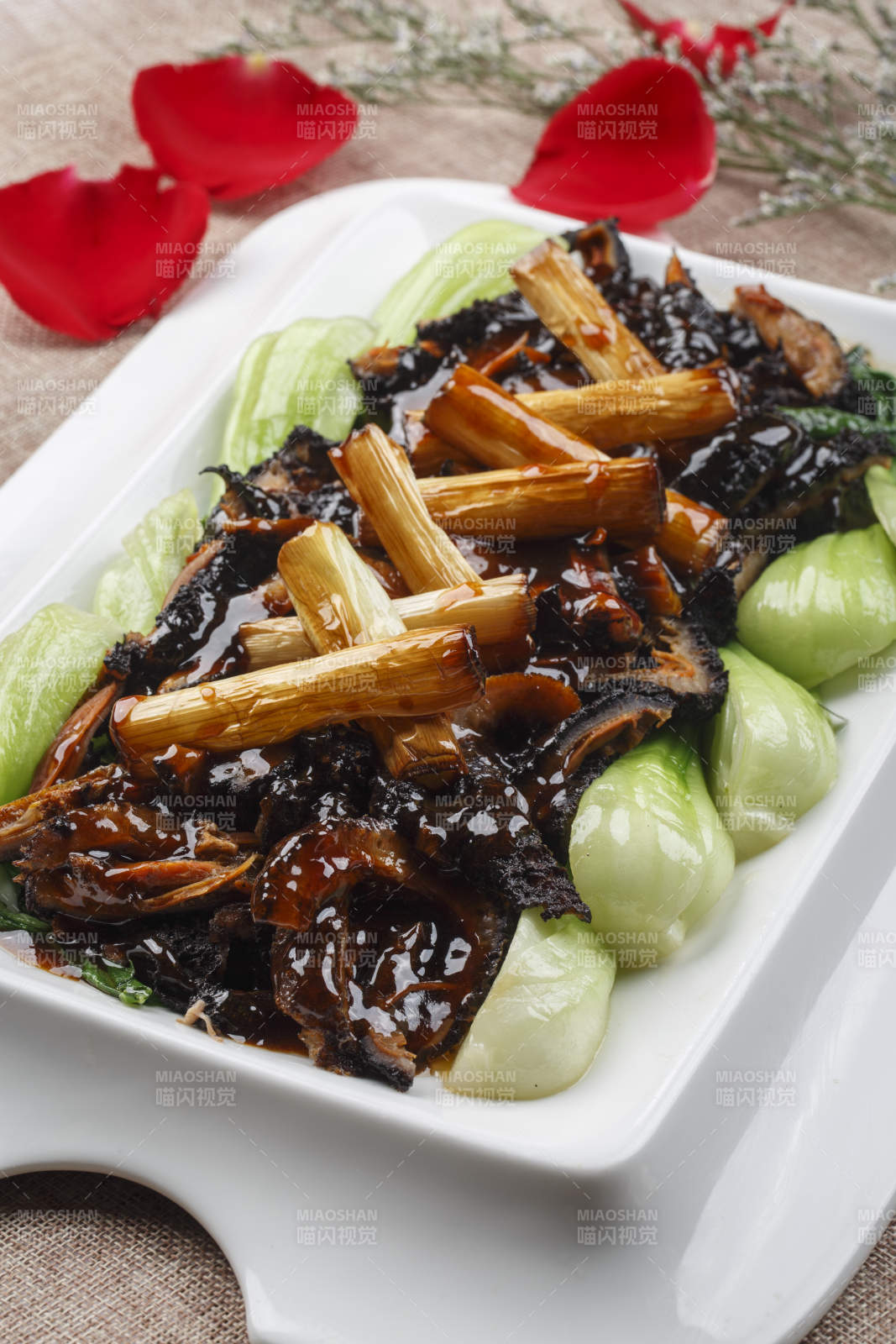 白色圆形瓷盘装的小炒黄牛肉-摄影图