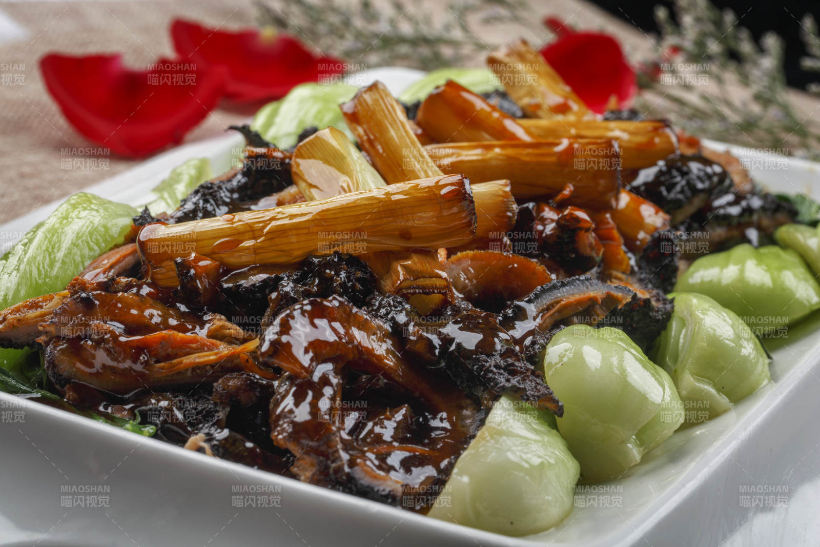 方形白瓷盤裝的果味蘿卜苗