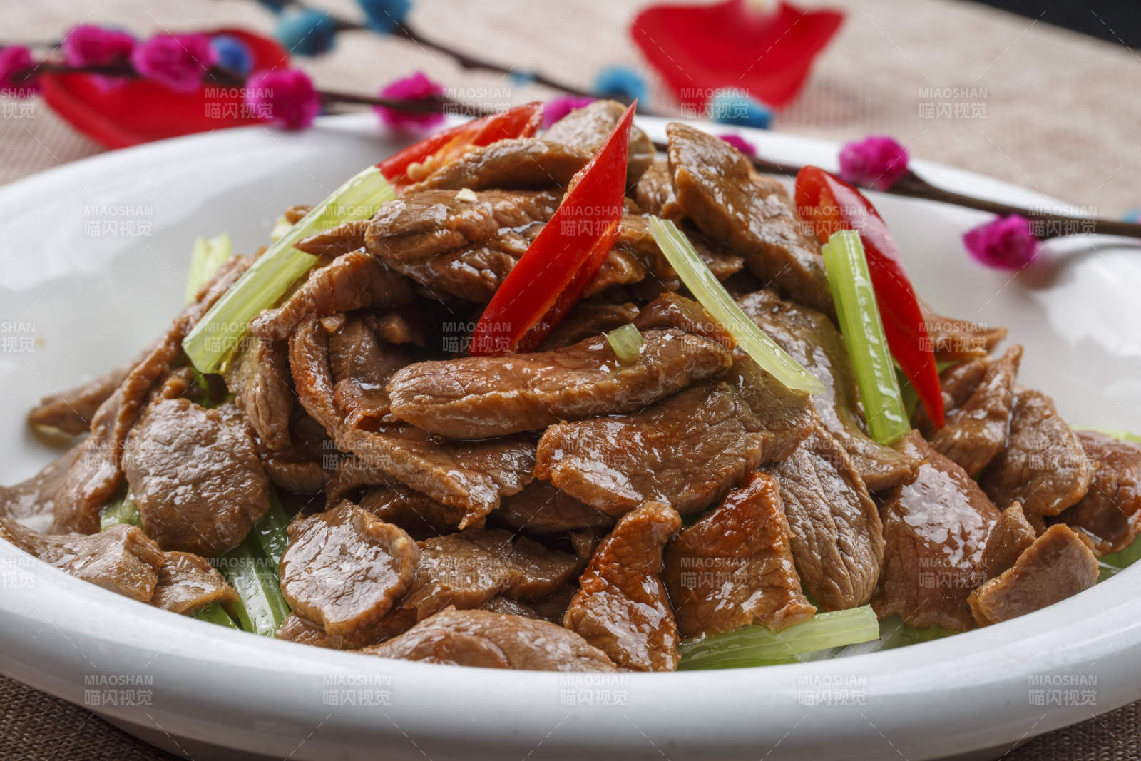 方形白瓷盤裝的果味蘿卜苗