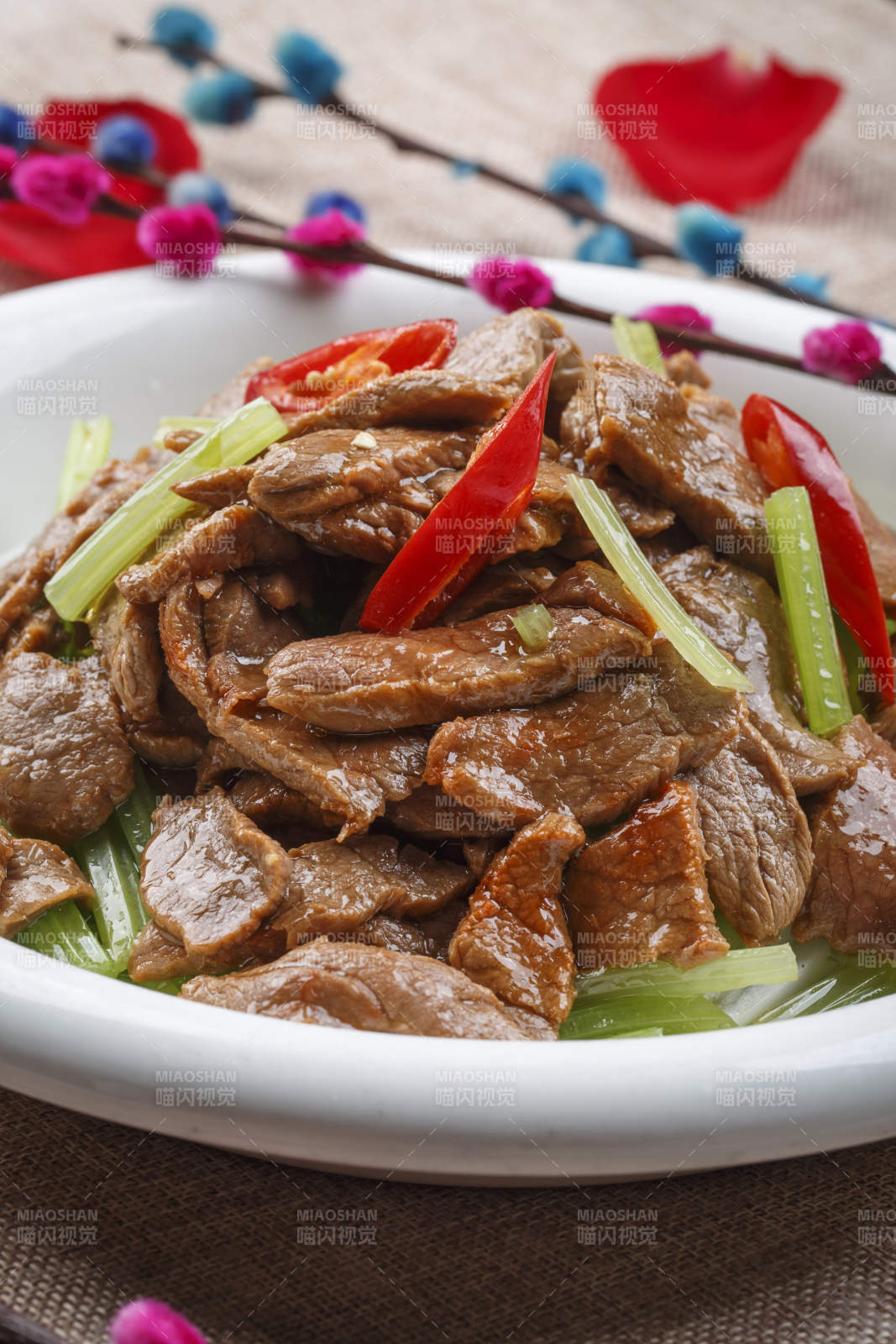 方形白瓷盤裝的果味蘿卜苗