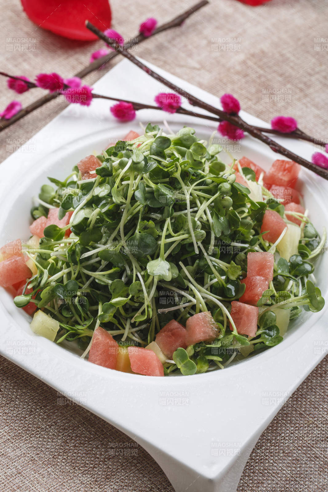 白色瓷盘装的香辣兔丁