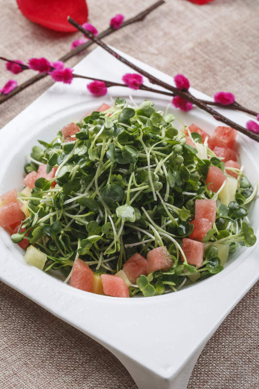 白色瓷盘装的香辣兔丁