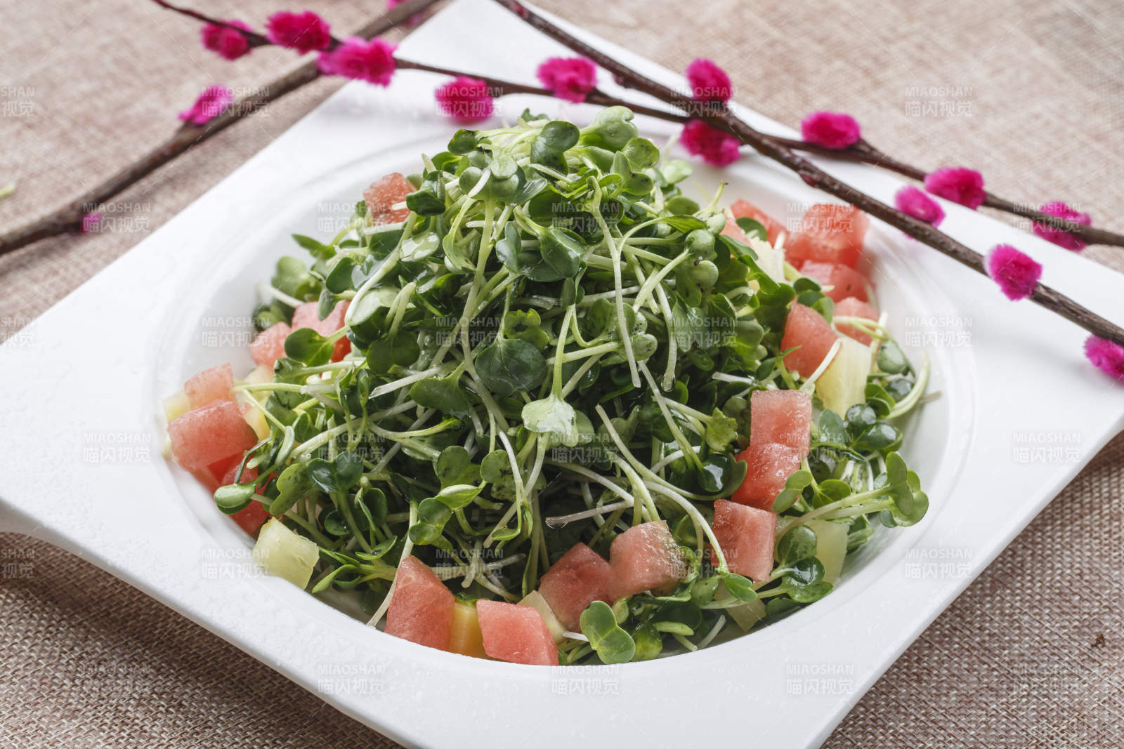 白色圓形瓷盤裝的尖椒炒五花肉