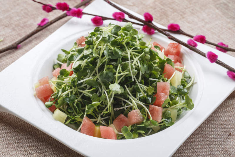 白色圆形瓷盘装的尖椒炒五花肉