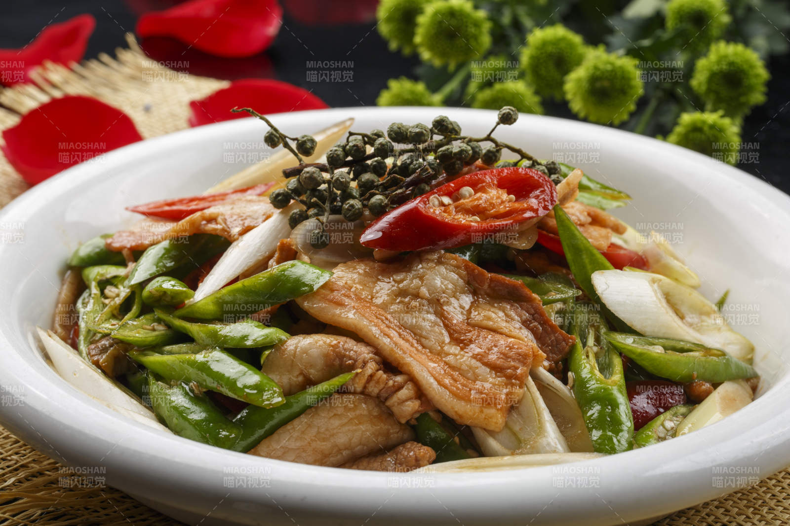 锡纸砂锅装的锅仔铁棍山药-摄影图