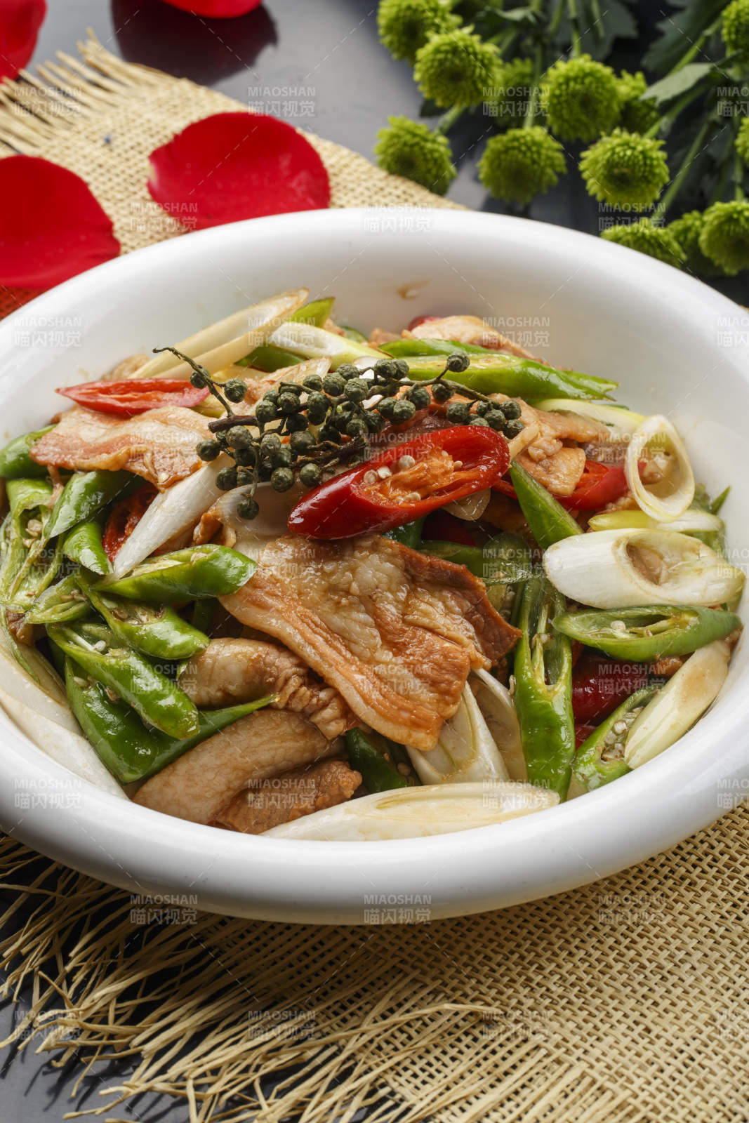 锡纸砂锅装的锅仔铁棍山药-摄影图