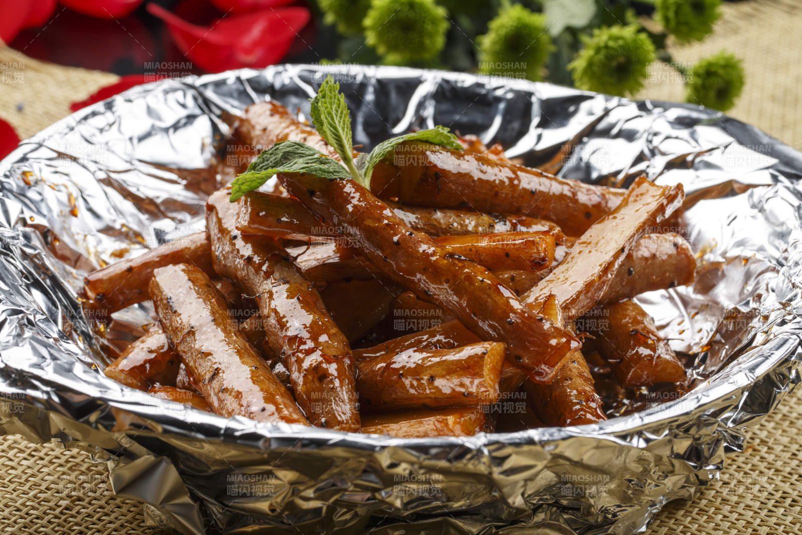 白色牛舌瓷盘装的油炸小米开背虾