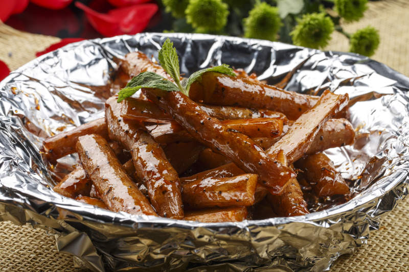 白色牛舌瓷盘装的油炸小米开背虾