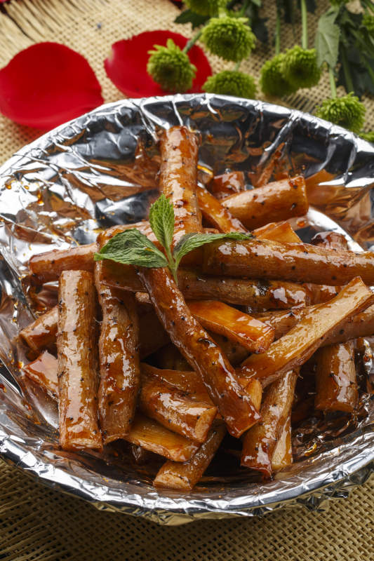 白色牛舌瓷盘装的油炸小米开背虾