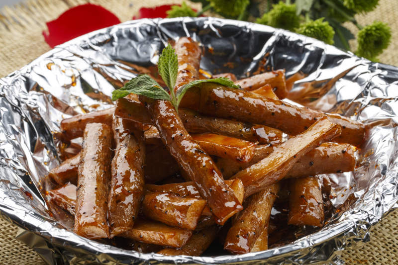 白色牛舌瓷盘装的油炸小米开背虾