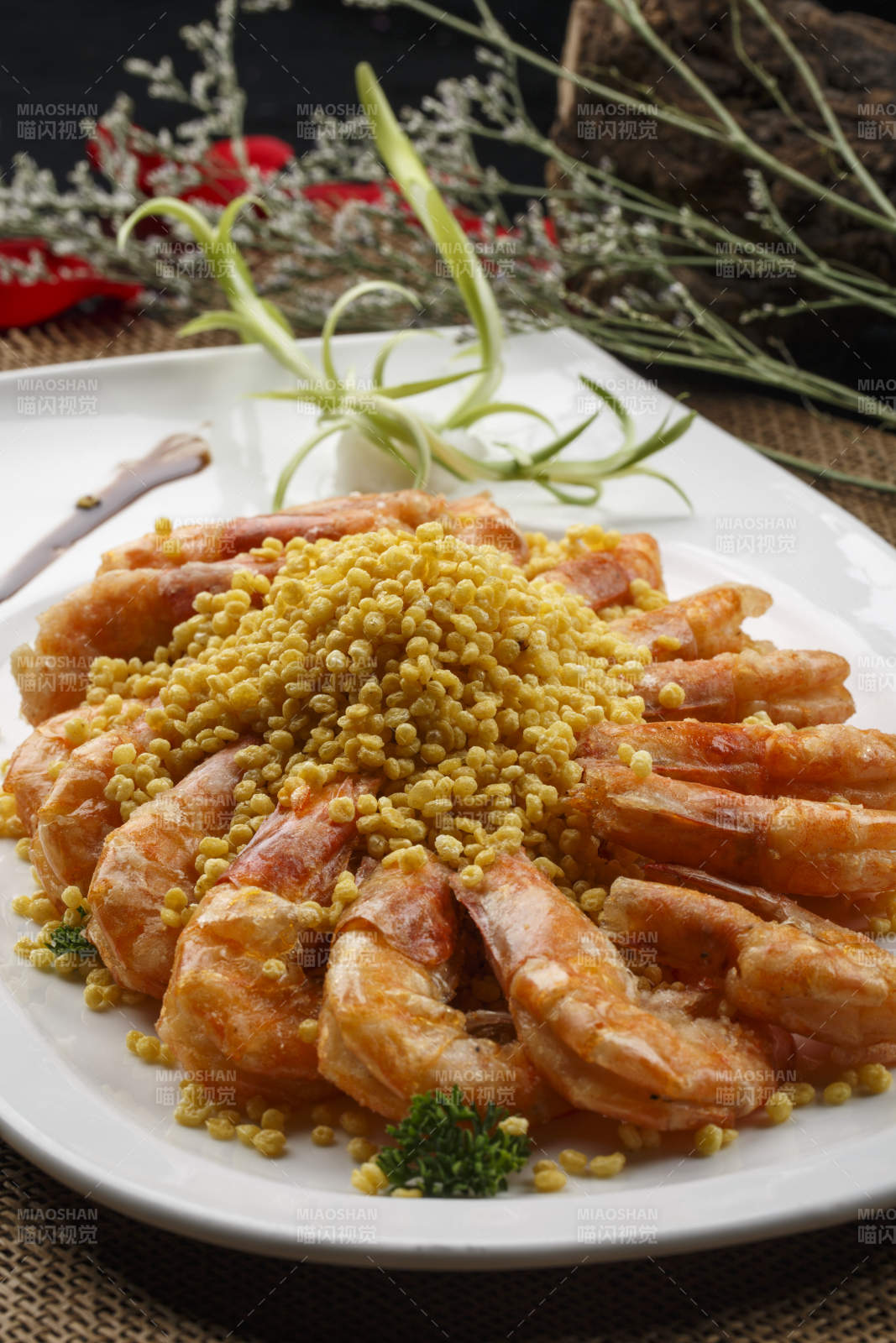 米色砂鍋裝的雞湯豆腐煲