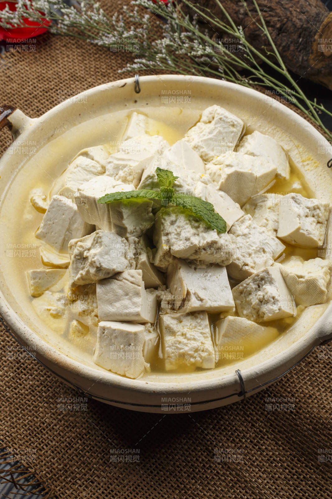 月牙白瓷盘装的蘸汁鲜秋葵-摄影图