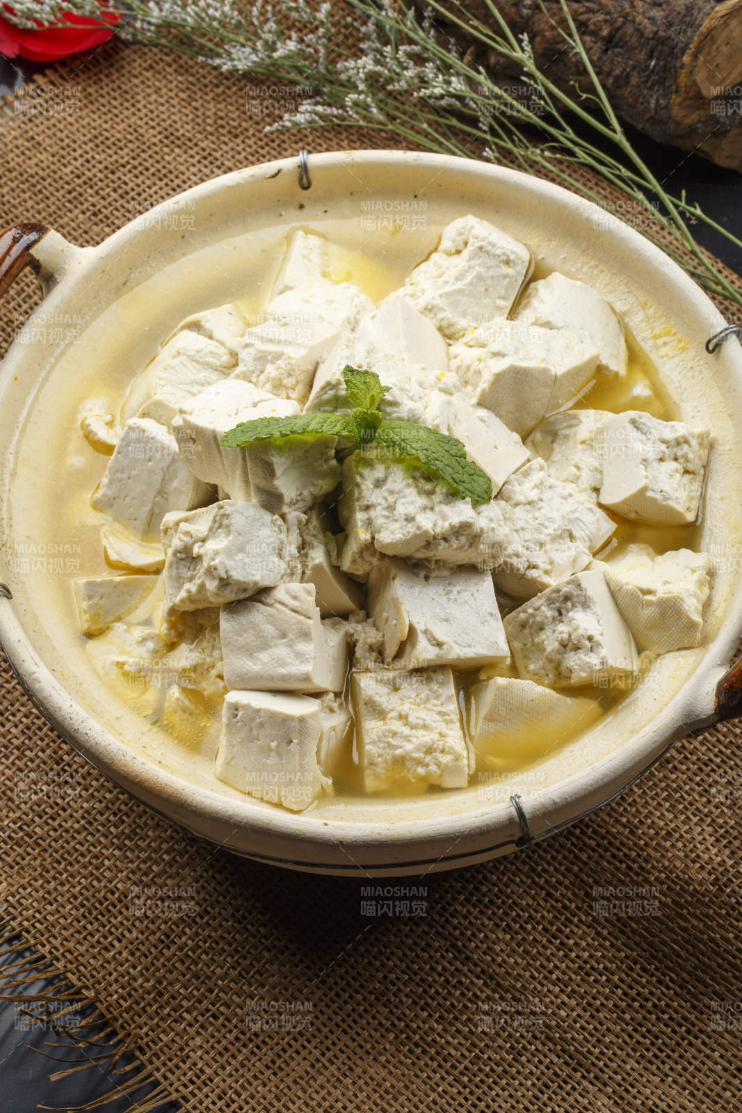 铁锅装的干锅辣鸭头