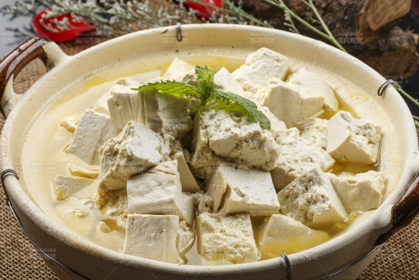 月牙白瓷盘装的蘸汁鲜秋葵-摄影图