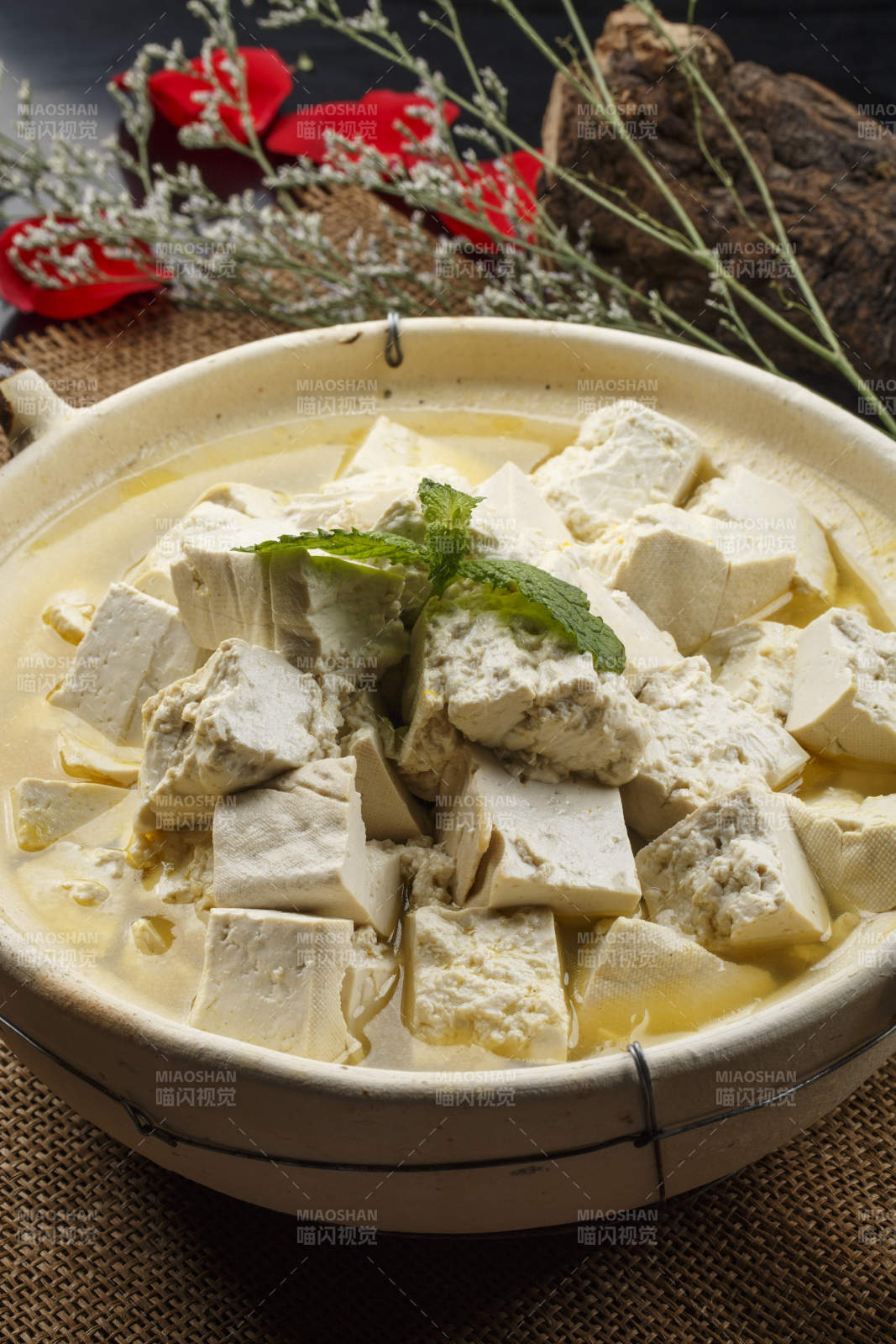 月牙白瓷盘装的蘸汁鲜秋葵-摄影图