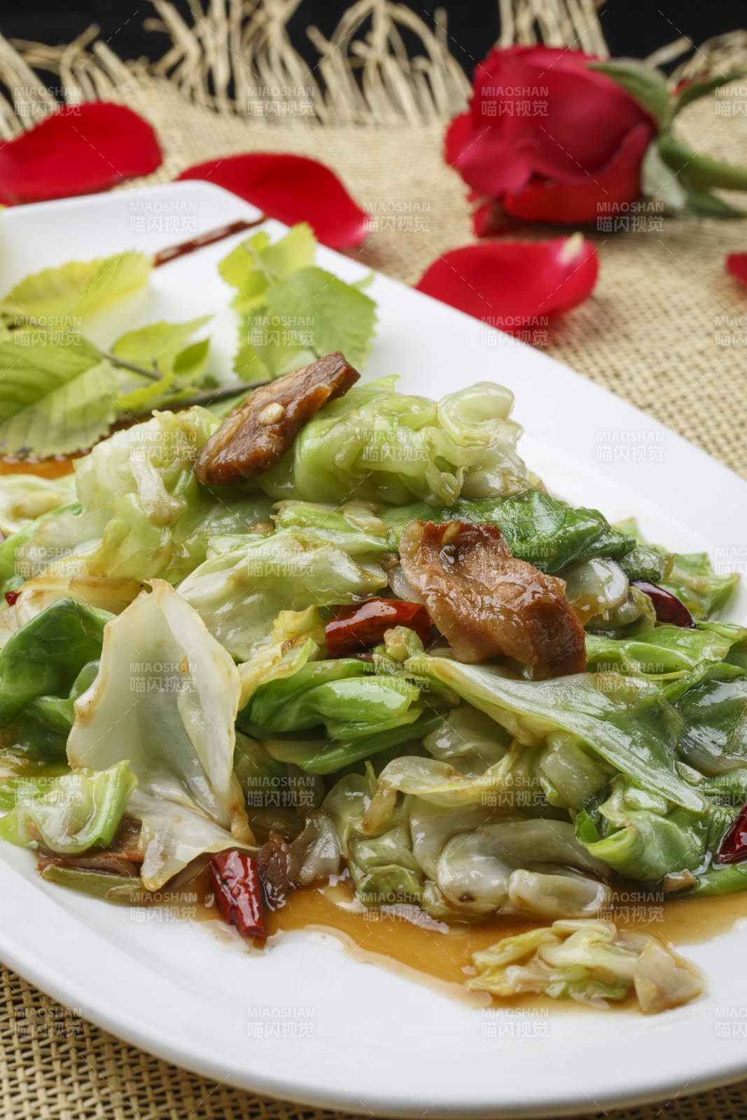 白色圆形瓷盘装的大葱爆羊肉