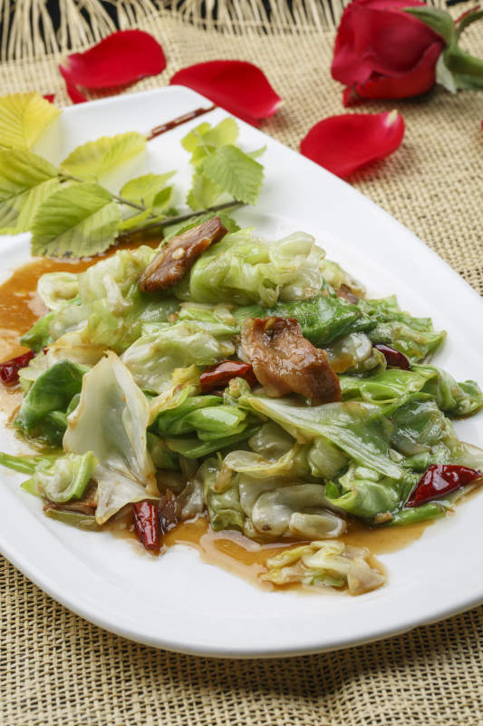 白色圆形瓷盘装的大葱爆羊肉