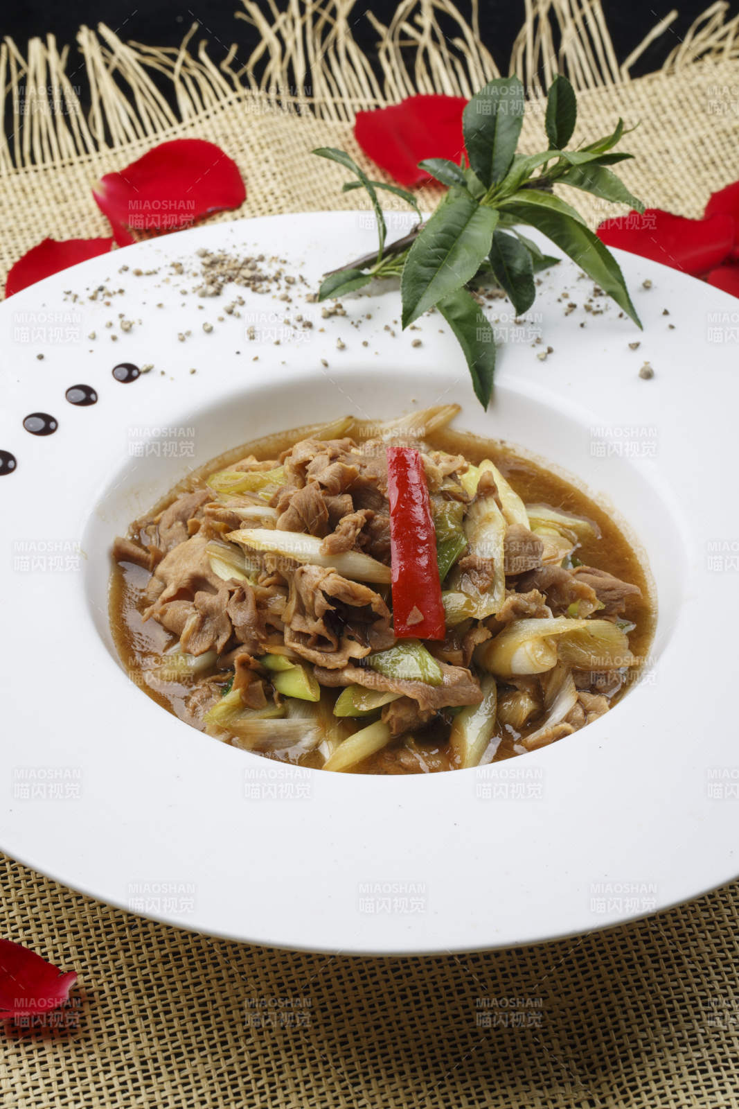 白色圆形瓷盘装的大葱爆羊肉