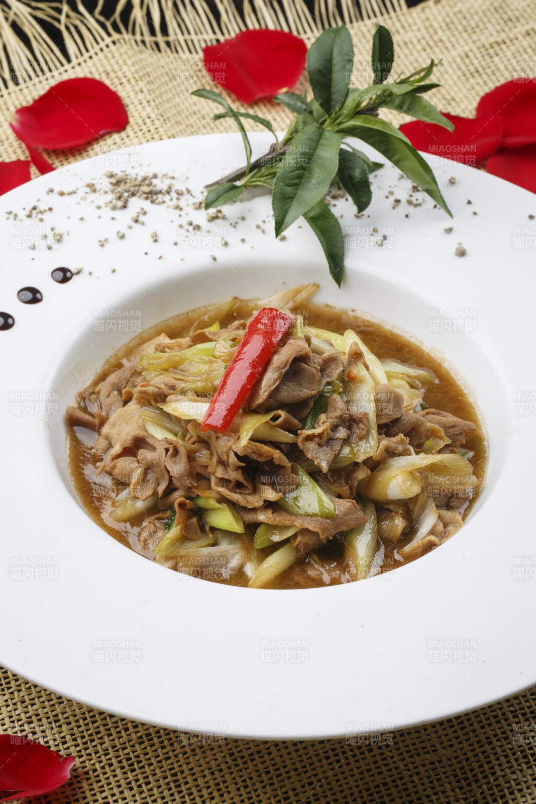 勺型瓷盘装的香辣串串虾