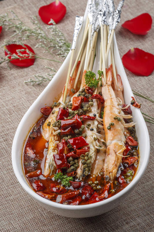 勺型瓷盘装的香辣串串虾