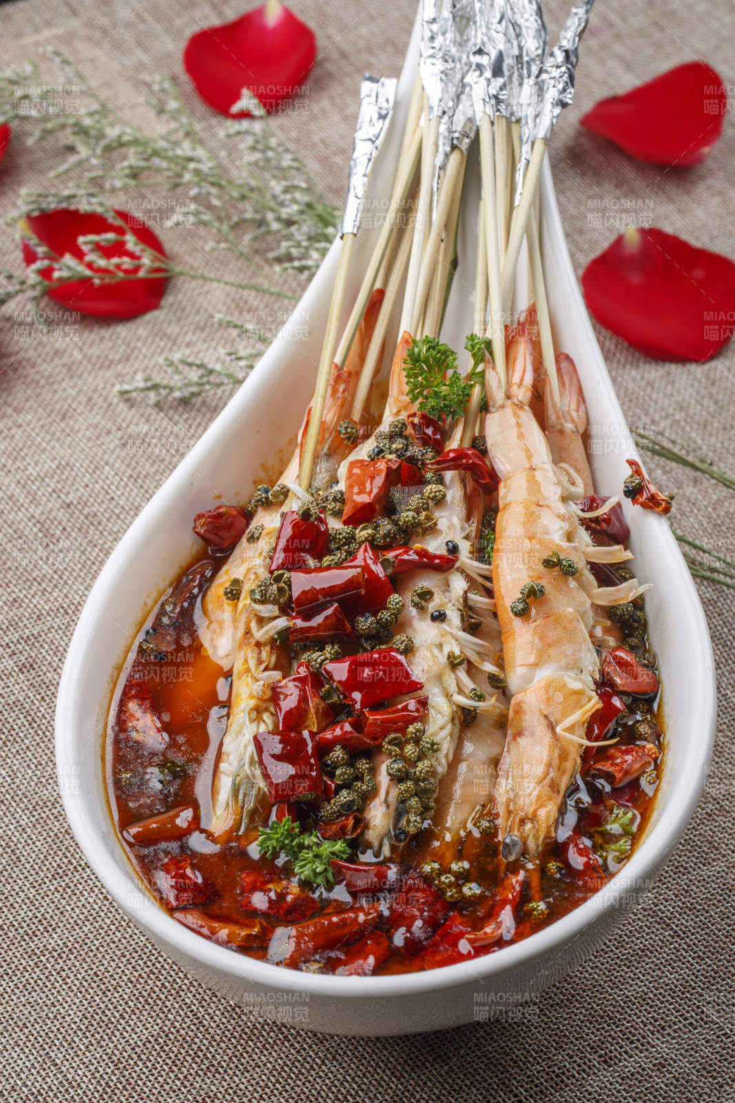 勺型瓷盘装的香辣串串虾