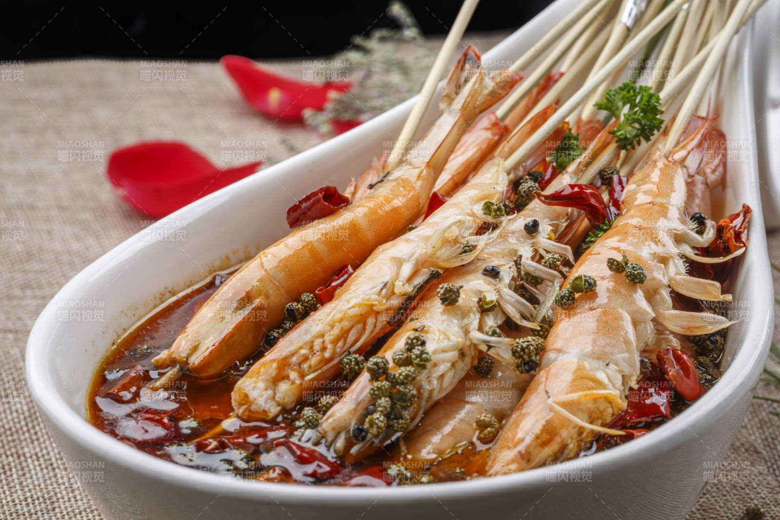 白色圓形瓷盤裝的紅燒香菇燉豬手豬蹄