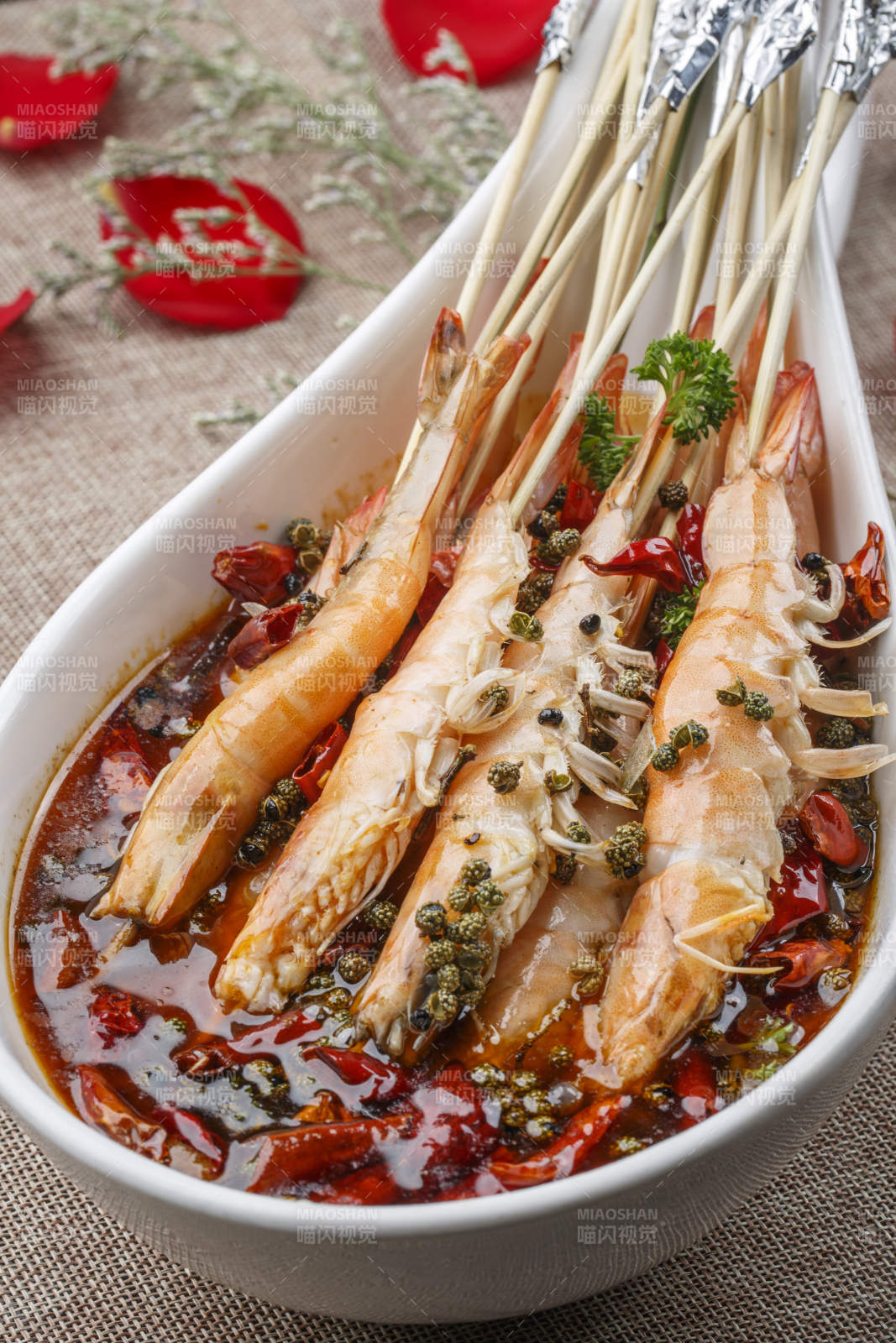 白色圓形瓷盤裝的紅燒香菇燉豬手豬蹄