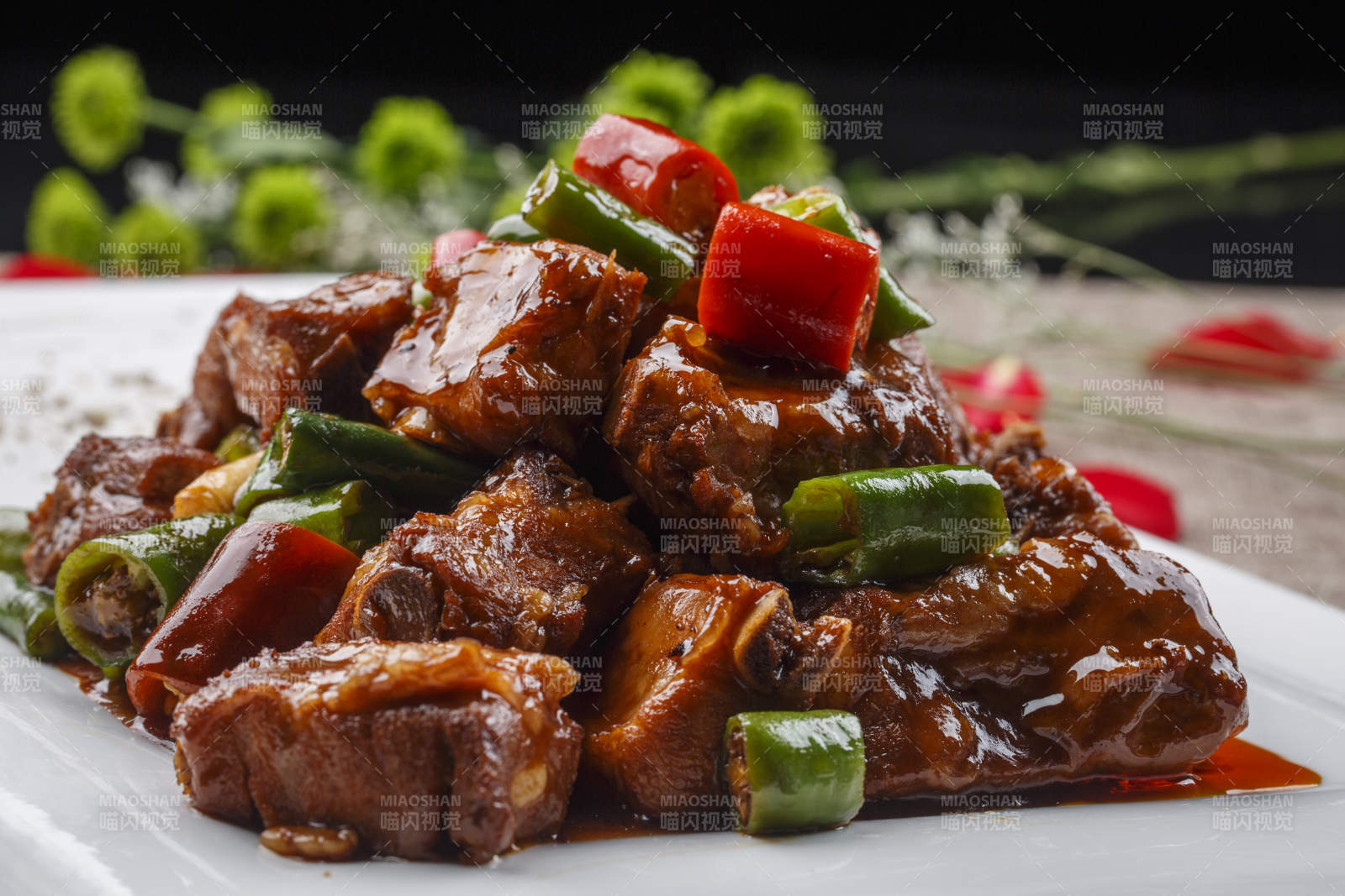 白色長方形瓷盤裝的香酥鍋包肉