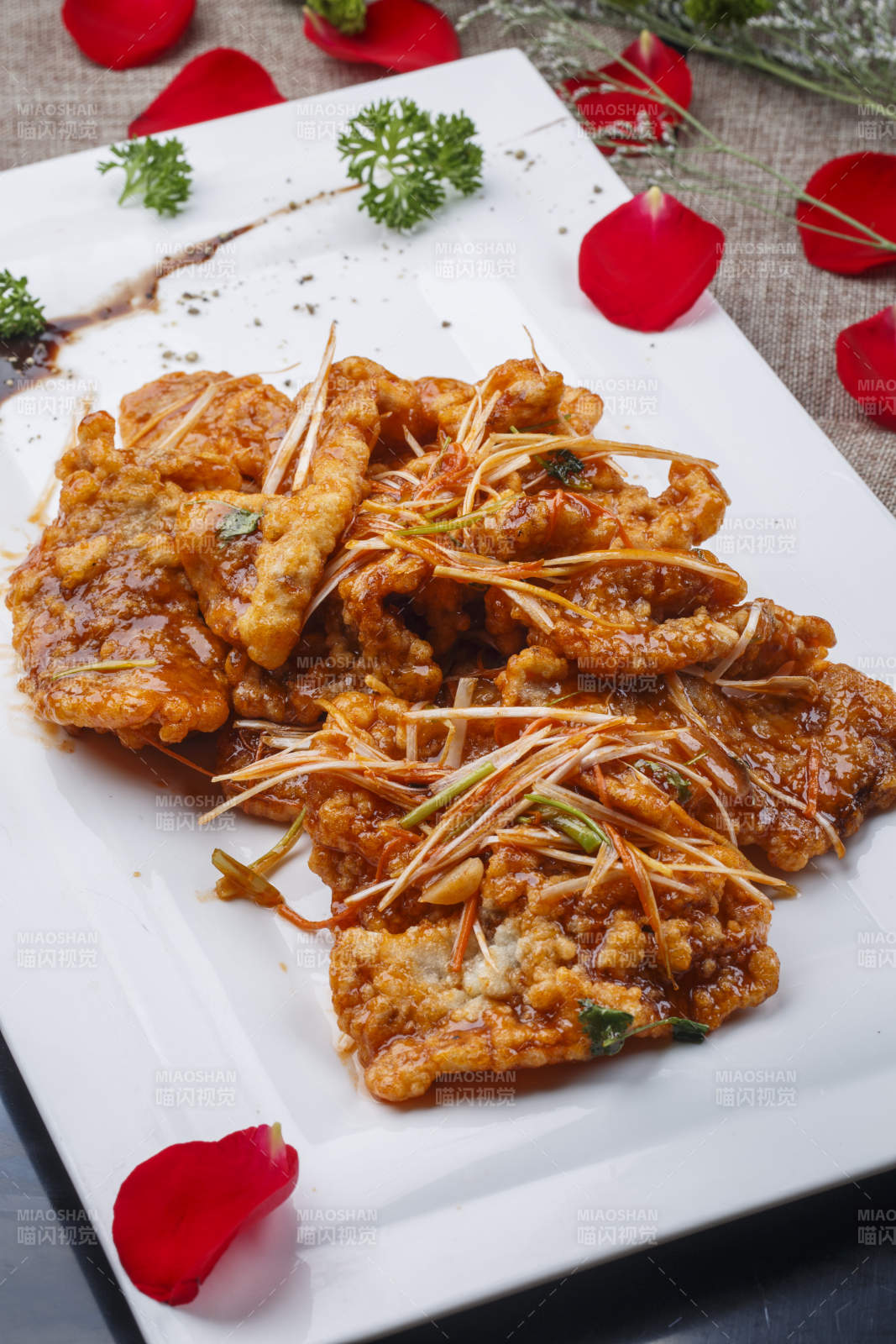 白色长方形瓷盘装的香酥锅包肉