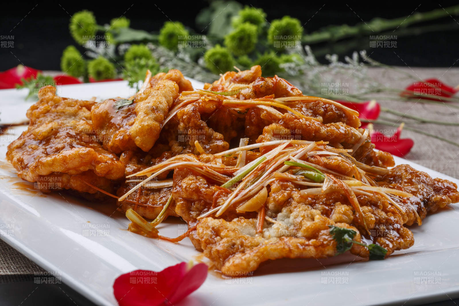 白色圆形瓷盘装的凉拌辣牛舌