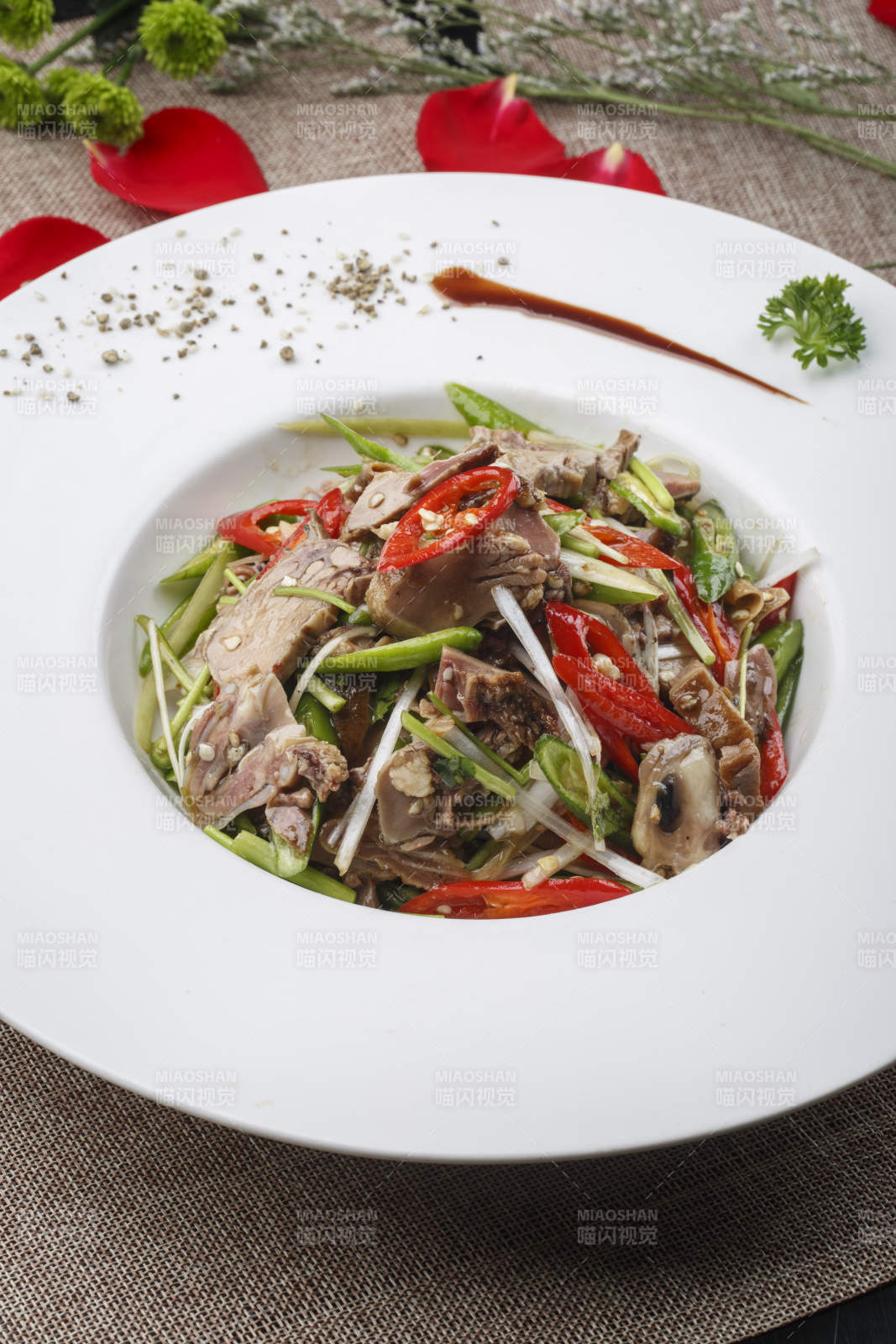 白色圆形瓷盘装的凉拌辣牛舌