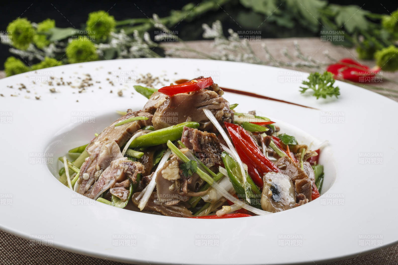 白色圆形瓷盘装的凉拌辣牛舌